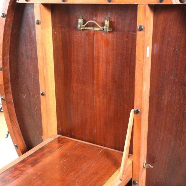 Description:VERY FINE VICTORIAN SHAPED TOP MAHOGANY CENTRE TABLE WITH TURNED COLUMN. RAISED ON FOUR SCROLLED CARVED LEGS WITH CASTORS.